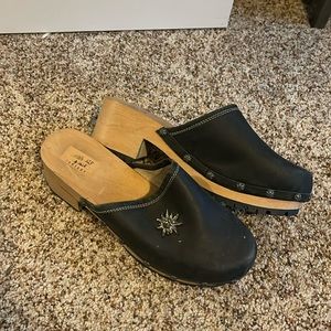 Navy clogs